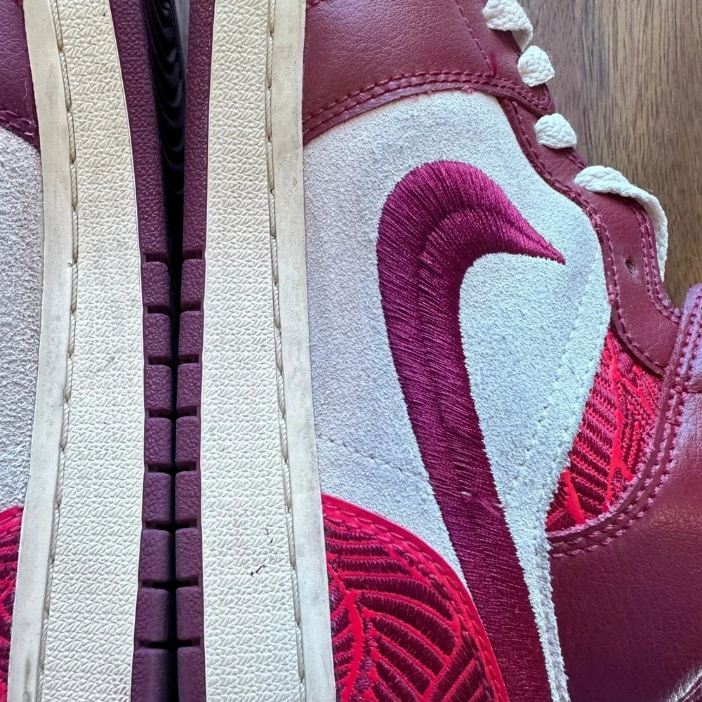 Nike Air Jordan 1 Mid SE Women 9.5 Wild Berry White Embroidered‎ Tiki Leaf